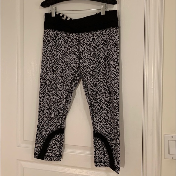 lululemon athletica Pants - Lululemon cropped graphic print pant